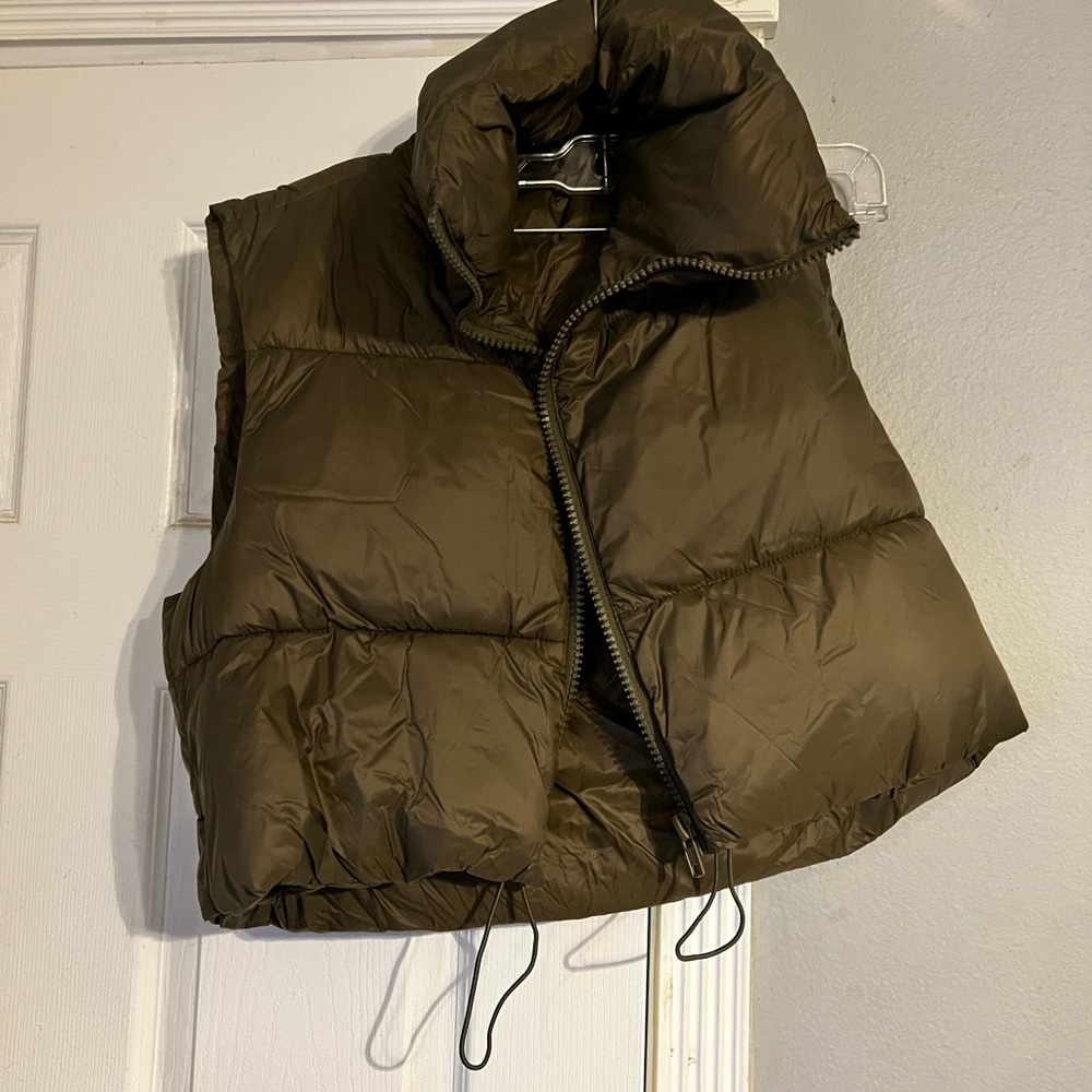 Cropped puffer vest